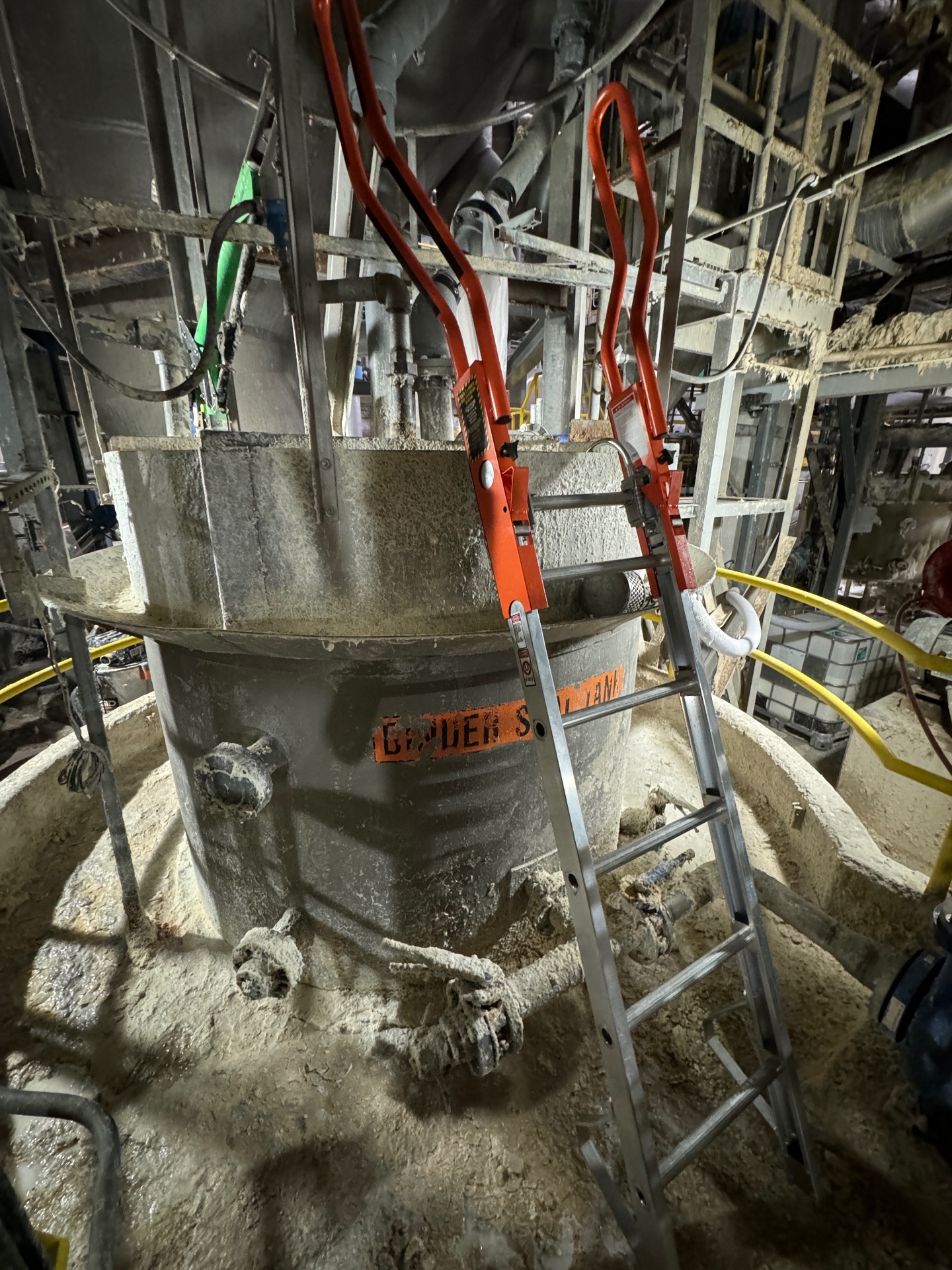 Tank entry and deposit removal in active process area